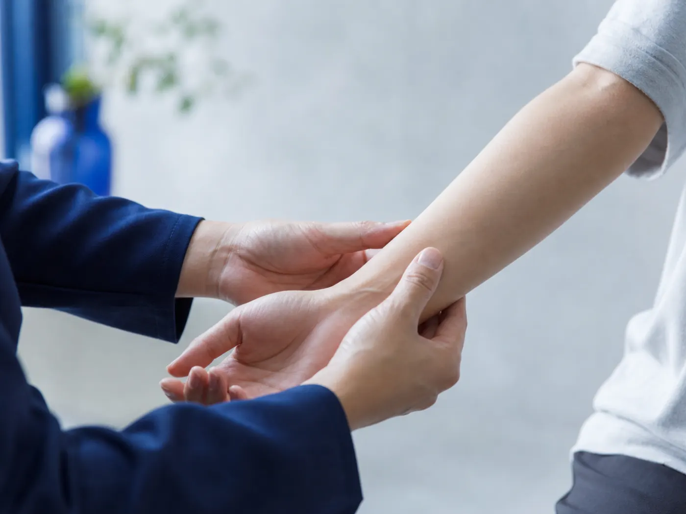 手首の動きを丁寧に確認する様子